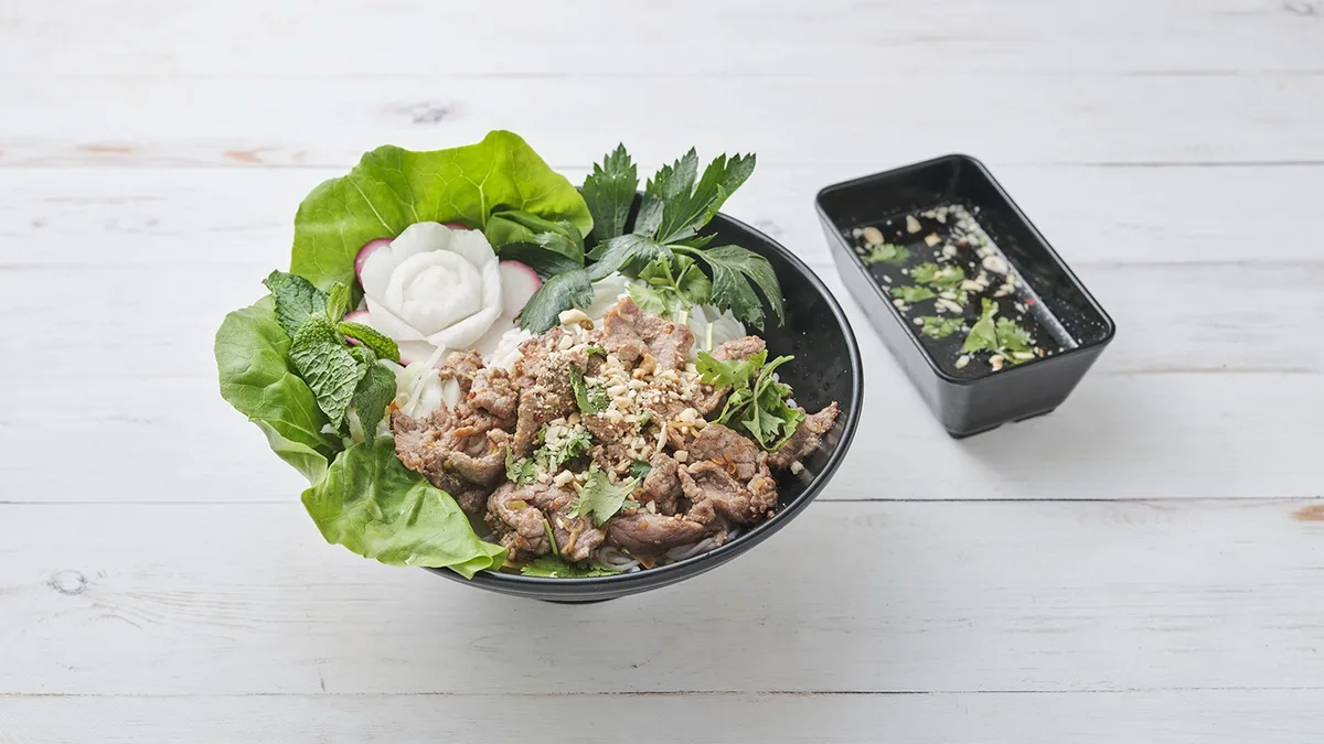 19. Fried beef with ricenoodle and vegetables/Sült marhahús rizstésztával, zöldség