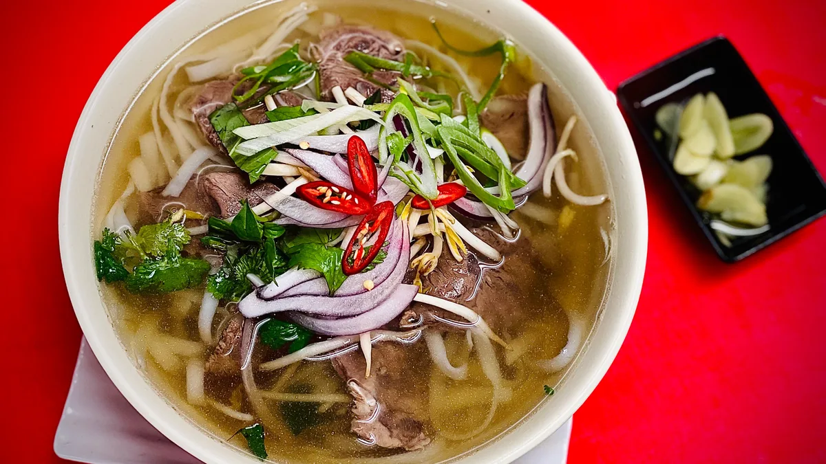 23. Tofu noodle soup / Pho leves, tofuval, rizstésztával