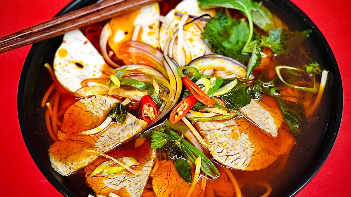28.Spicy Beef Noodles Soup/ Bún Bò Huế (large/nagy)