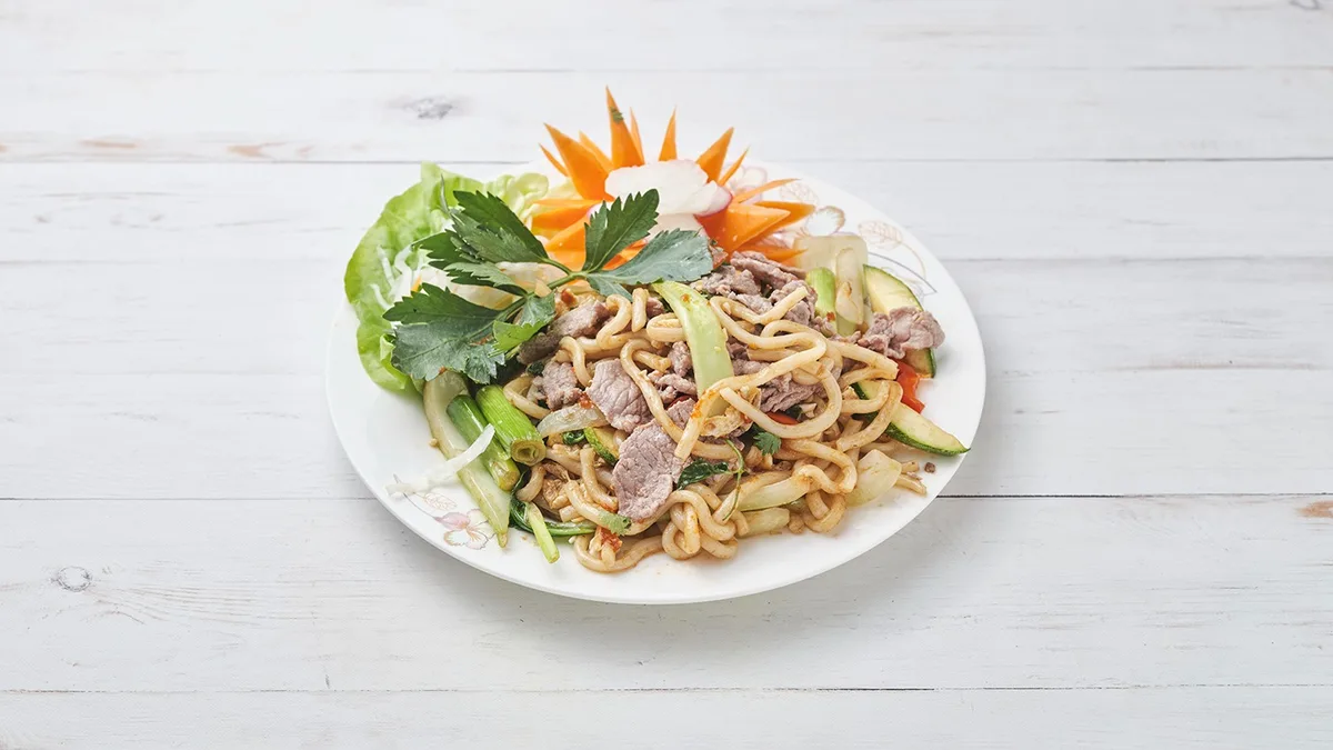41. Fried udon noodle with beef / Sült udon tészta marhahússal