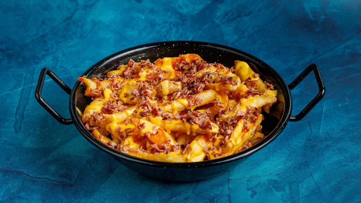 1+1 Πατάτες Τηγανητές με Λιωμένο Cheddar και Crispy Μπέικον