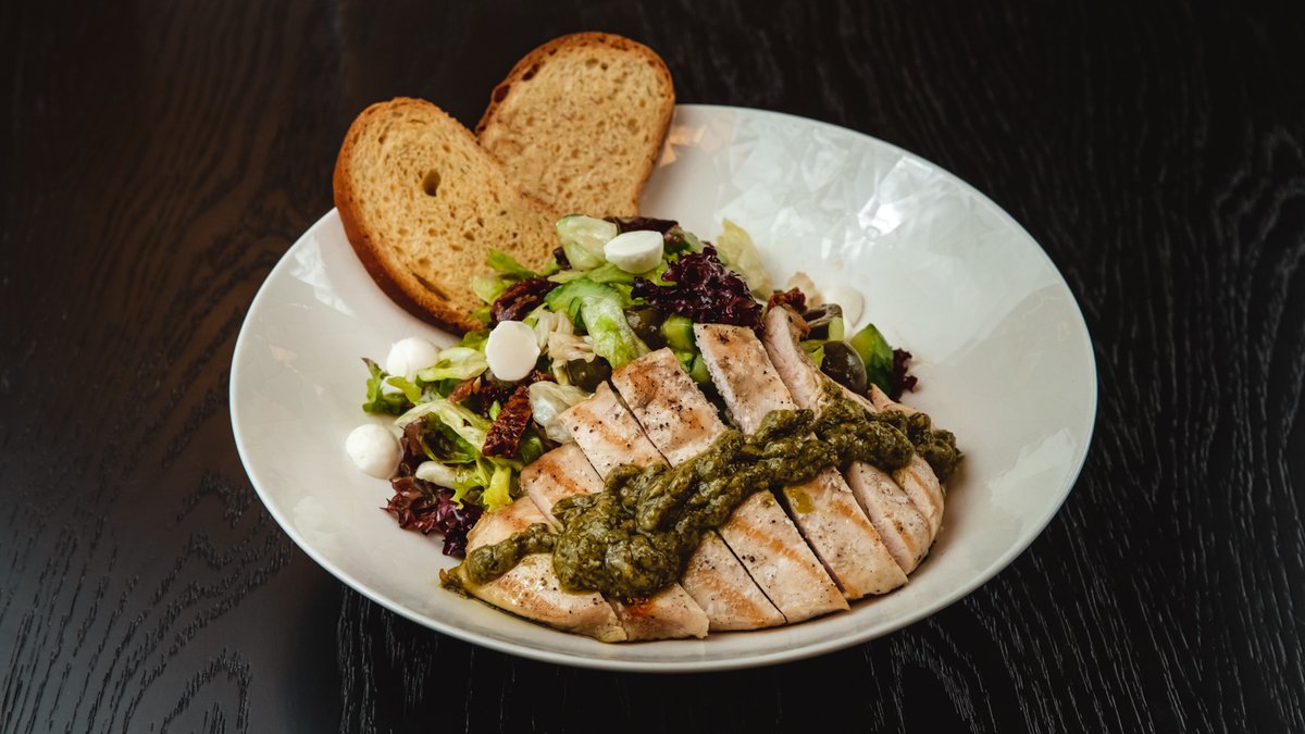 Manqalda Toyuq Salatı