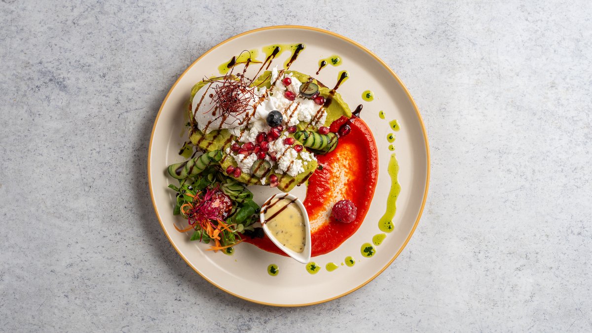 Avocadós toast buggyantott tojással,feta sajt,granatalmahollandi mártás