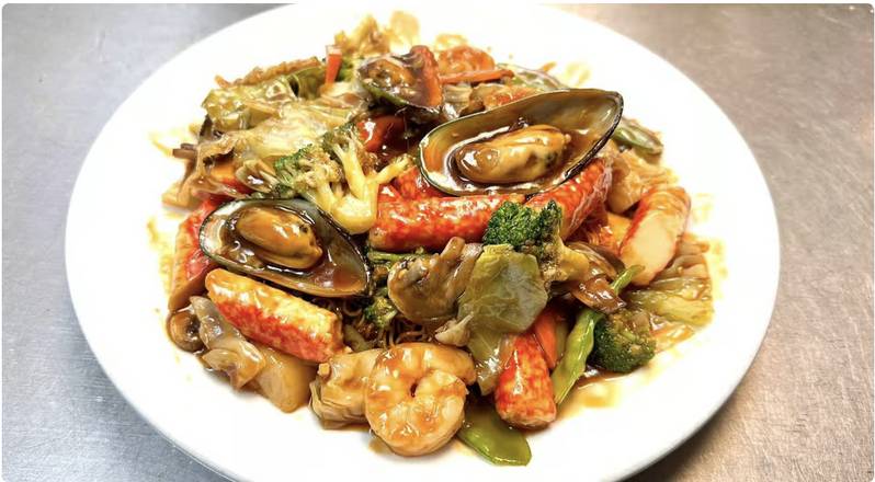 110. Seafood Pan Fried Noodles