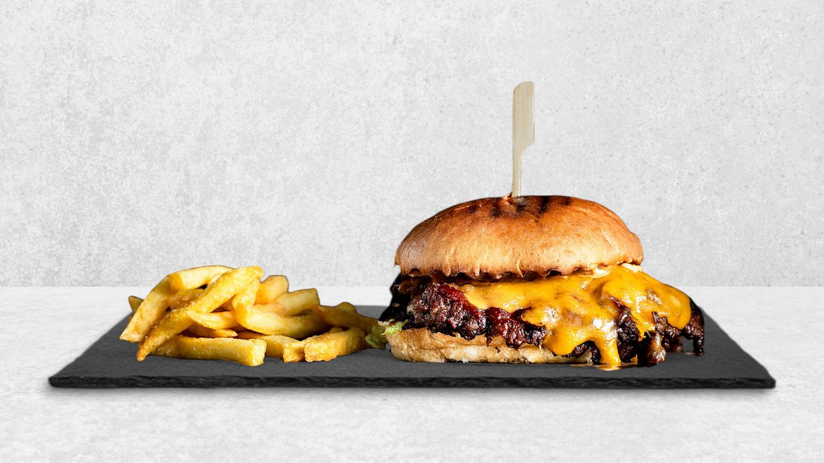 Jala-Bacons Burger  mit Pommes