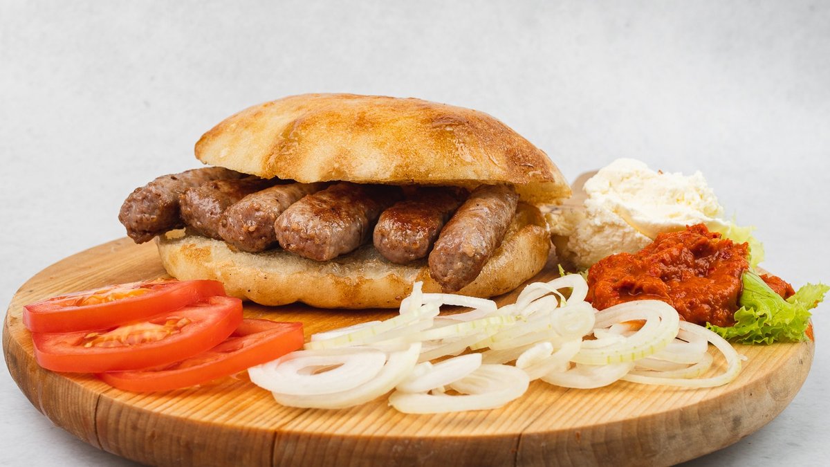 Ćevapi u lepinji sa kajmakom