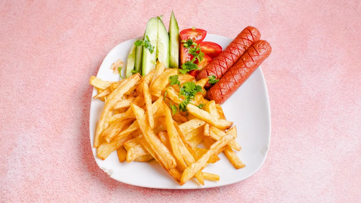 Kartof Fri + Sosiska + Çoban Salatı + Çörək