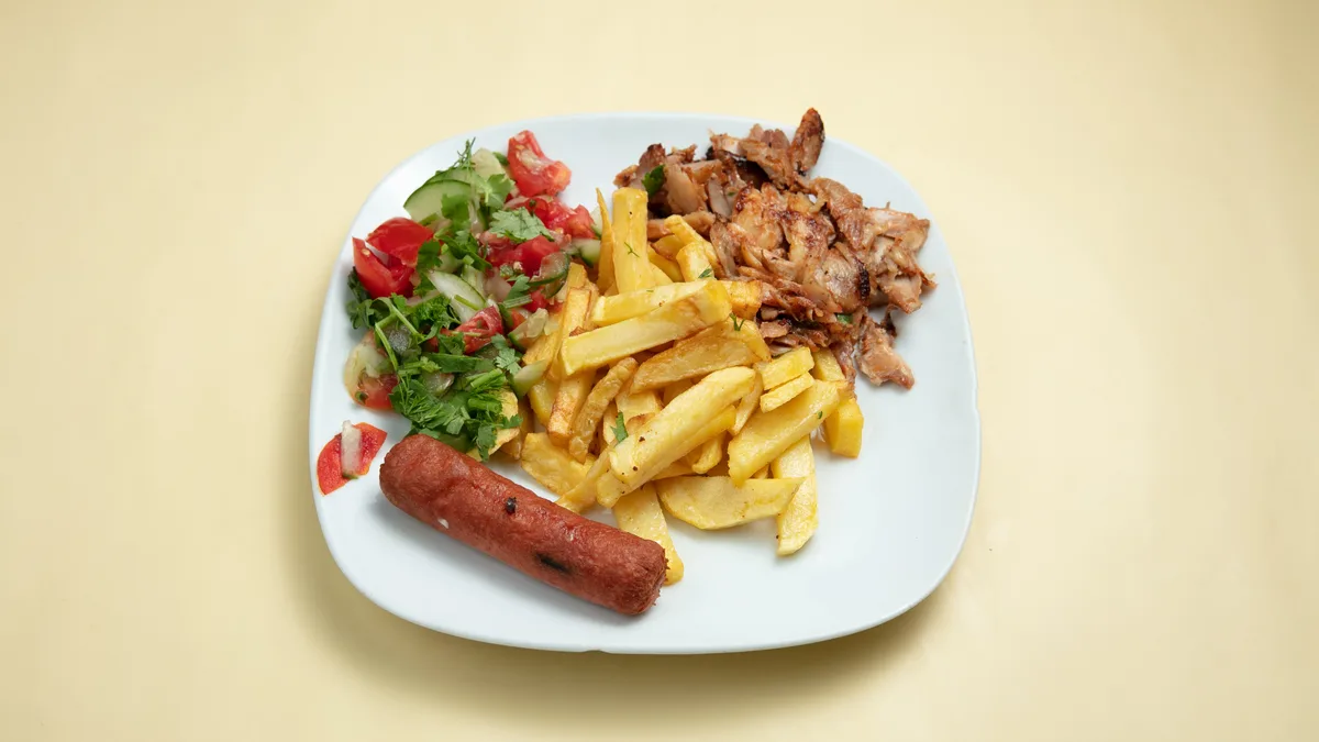 Kartof Qızartması, Toyuq Dönər Əti, Sosiska, Salat, Çörək