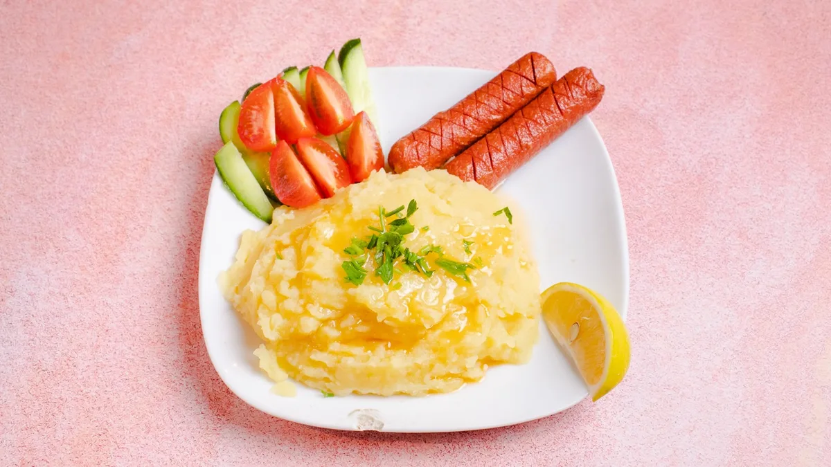 Püre + Sosis + Çoban Salatı + Çörək