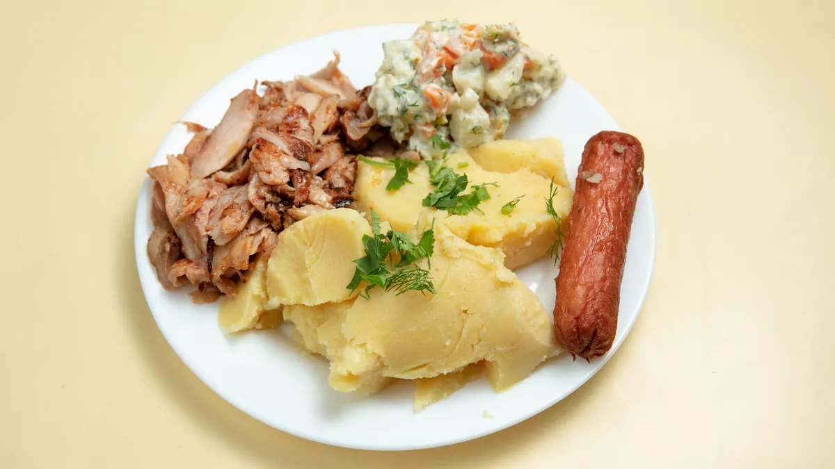 Püre, Toyuq Döner Əti, Sosiska, Salat, Çörək