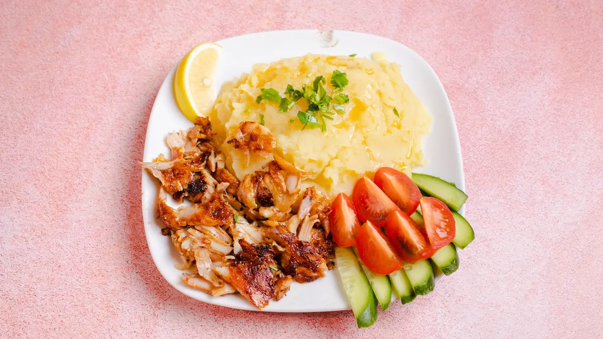 Püre + Toyuq Dönər Əti + Çoban Salatı + Çörək