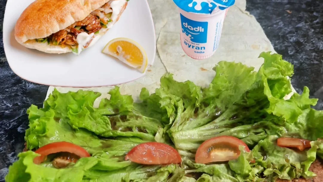 Toyuq Dönədir Təndir Çörəyində + Sadə Çiy Köftə Dürüm + 2 Ayran Hədiyyə 🎁