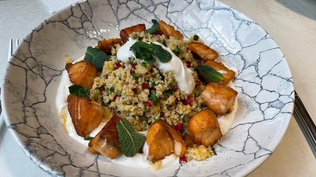 Grilovani losos na tabule salati