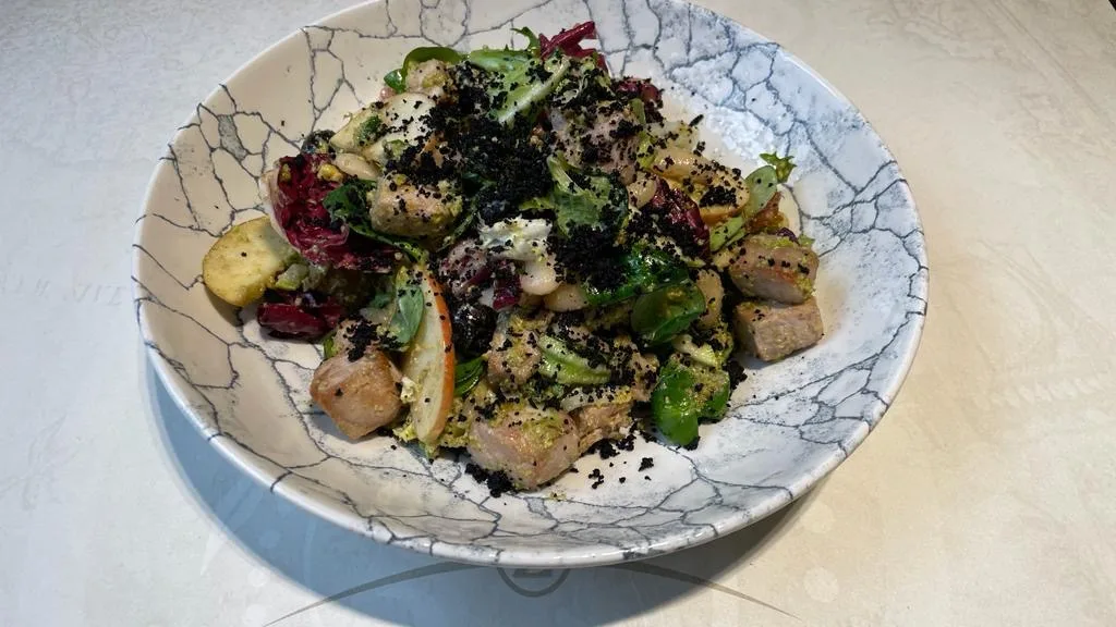Mediterana tuna salata sa pistaćima i maslinama