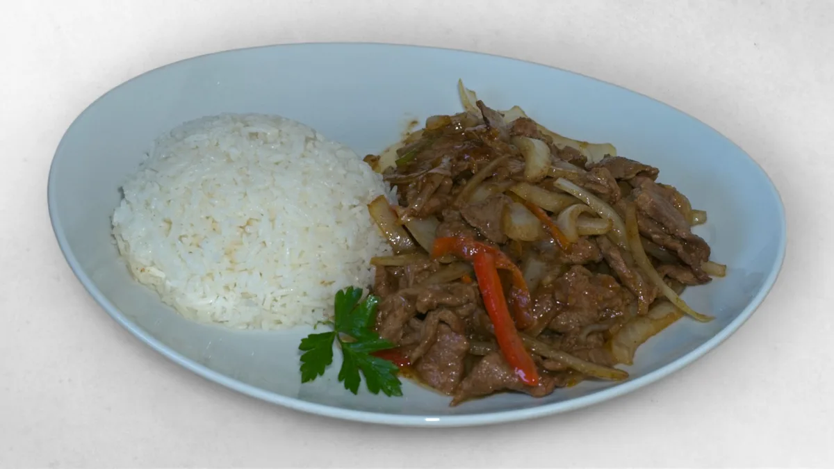 C17. Rindfleisch mit Zwiebel und Pfeffer