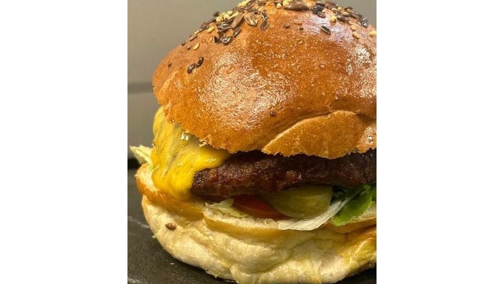 Beef Burger cu Cartofi Wedges