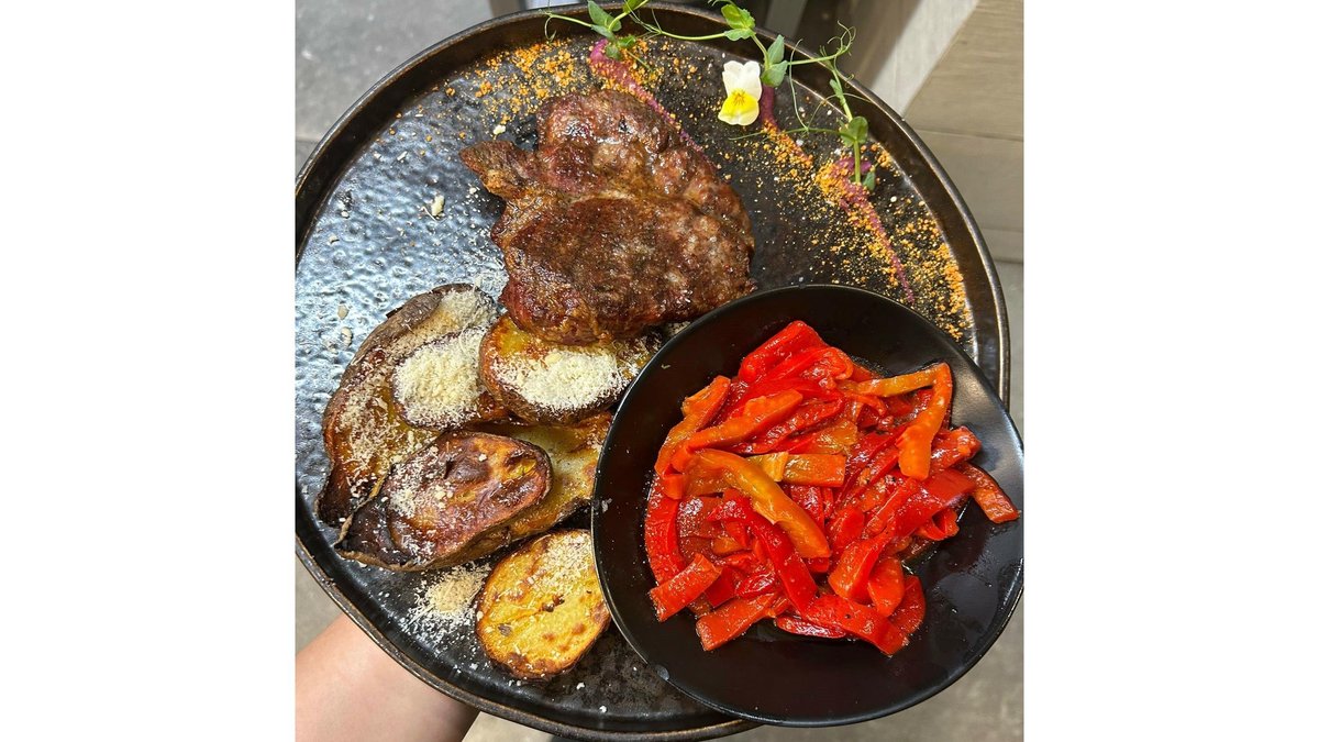 Ceafă Mangaliță cu Salata de Ardei Copti/ Cartofi Wedges