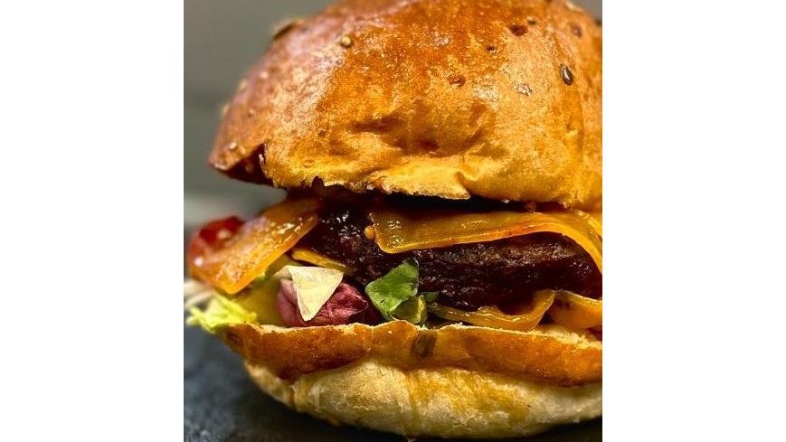 Cheesy Burger/ Cartofi Wedges