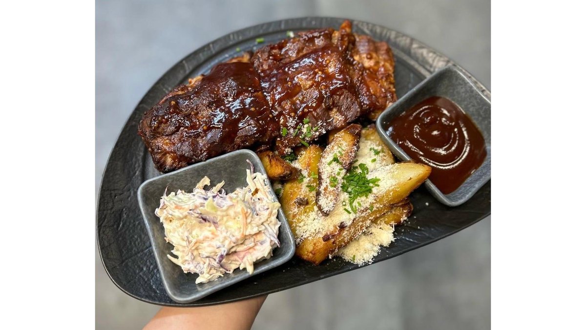 Coaste de Porc / Sos BBQ cu Boabe de Muștar / Cartofi Wedges / Salată Coleslaw