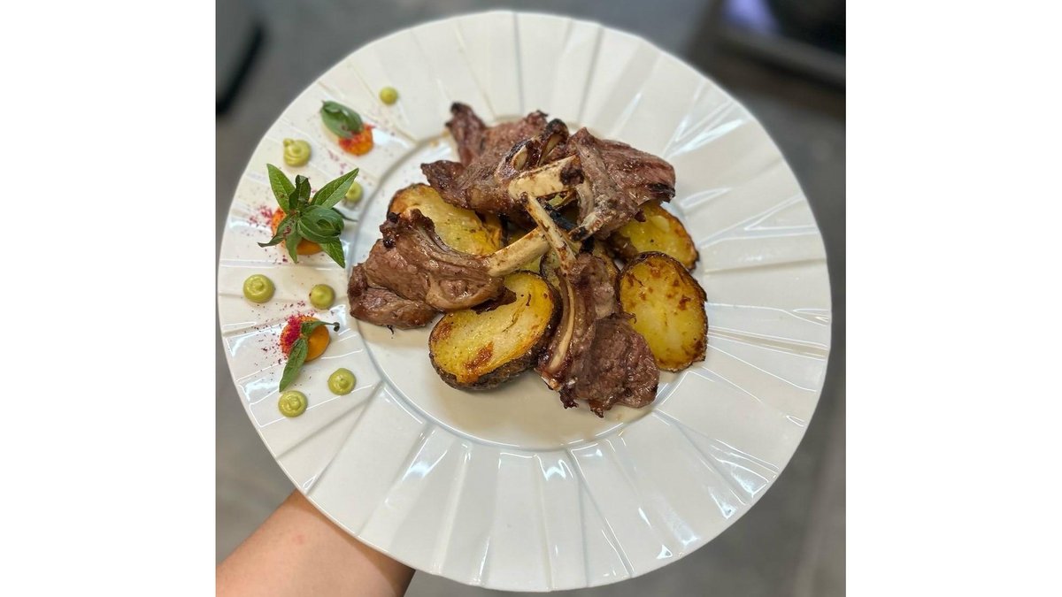 Cotlet de Miel cu os la josper/ Cartofi Copți cu Usturoi