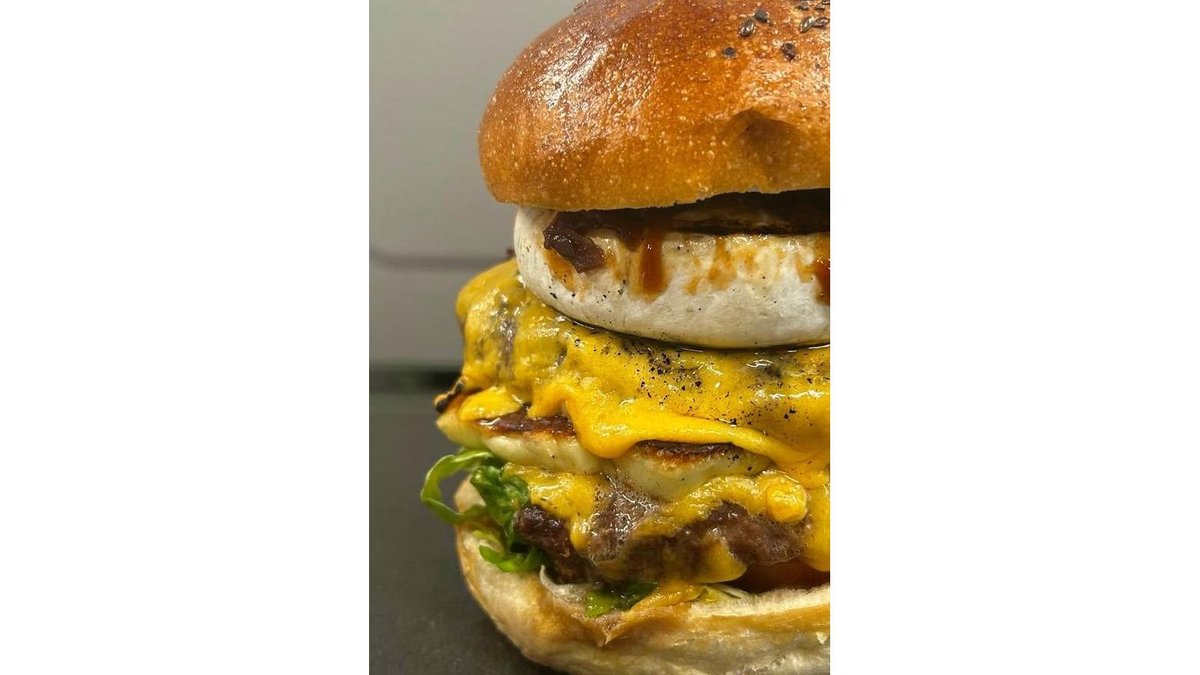 Double Hyped Burger / Cartofi Copti cu Parmezan