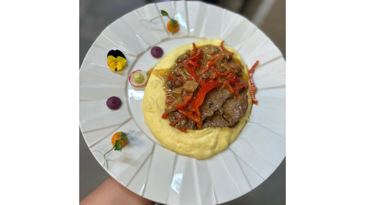Escalop de vita cu ghebe, ardei, vin alb si cartofi piure