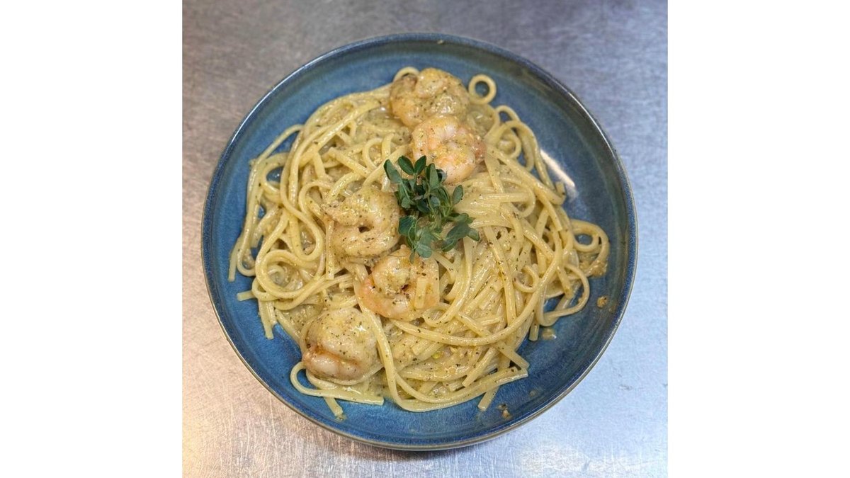 Linguine con gambereti and pesto di pistachio