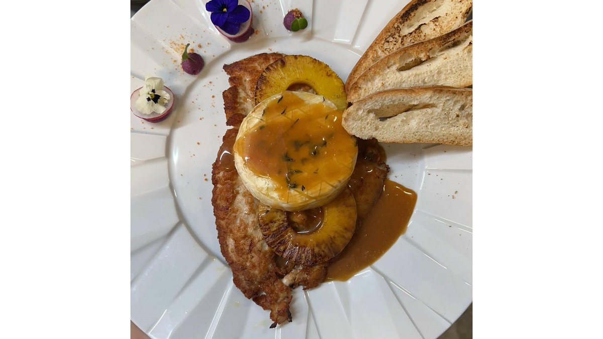 Piept de Curcan cu Camembert si Ananas