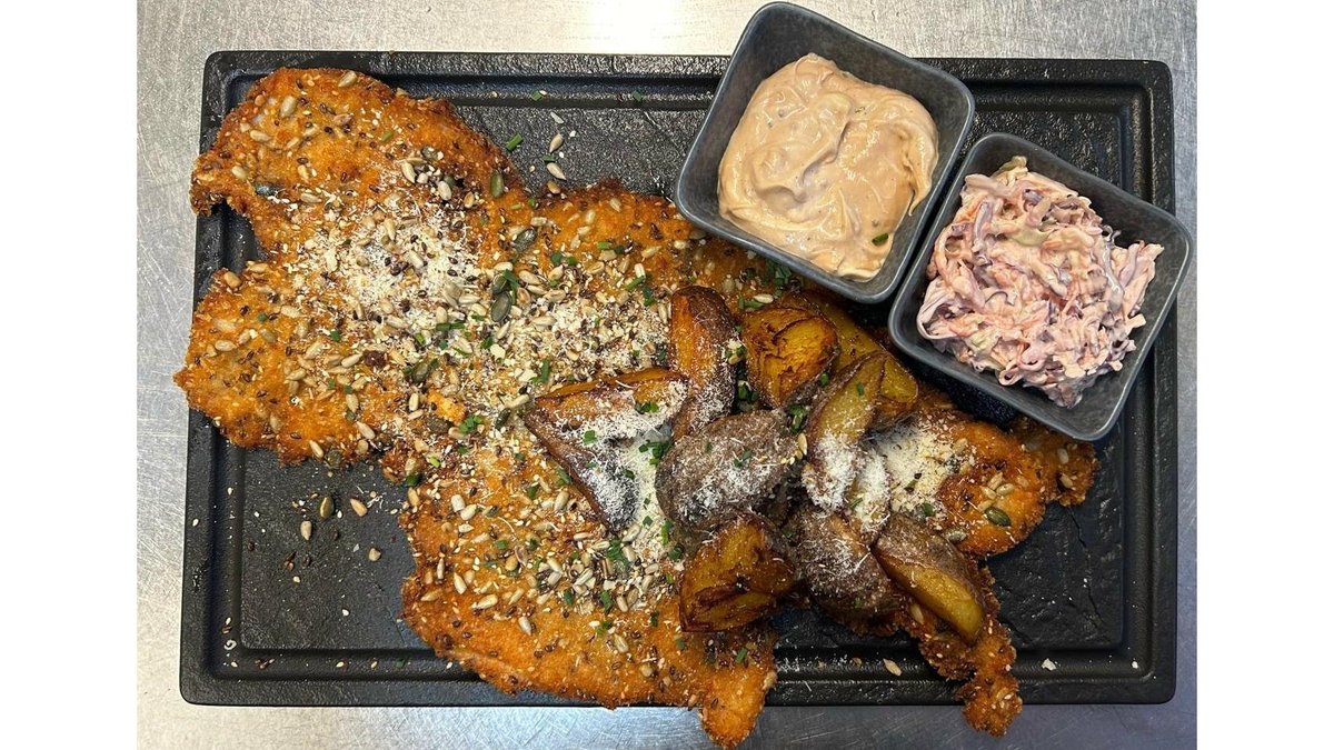 Piept de Curcan în Crustă de Panko, Mix de Semințe și Parmezan / Cartofi Wedges / Salată Coleslaw