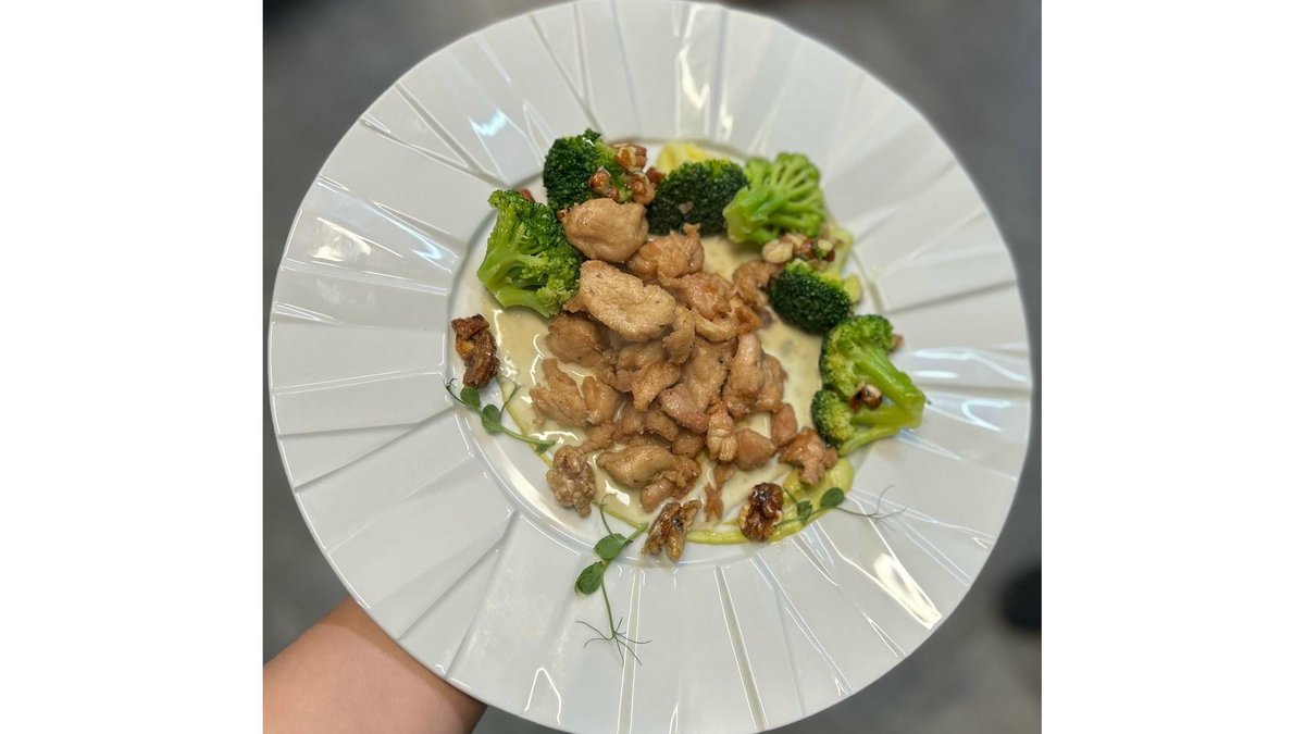 Piept de Curcan pe pat din sos de Gorgonzola and Nuci caramelizate / Broccoli sote / Migdale