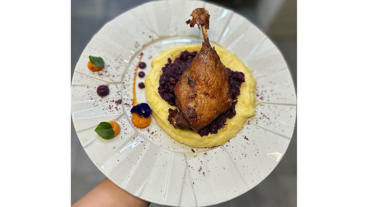 Pulpă de Rață la cuptor / Varză Calită picantă / Puree de Cartofi