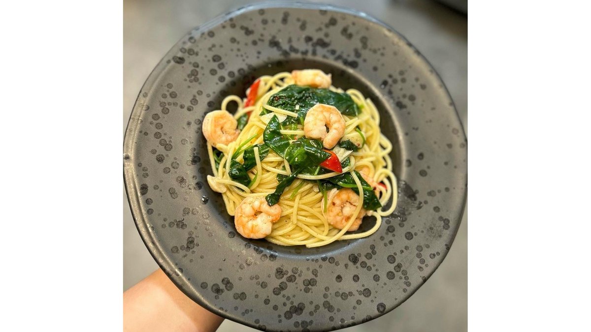 Spaghetti Aglio, Olio and Peperoncino, spinaci, gamberi