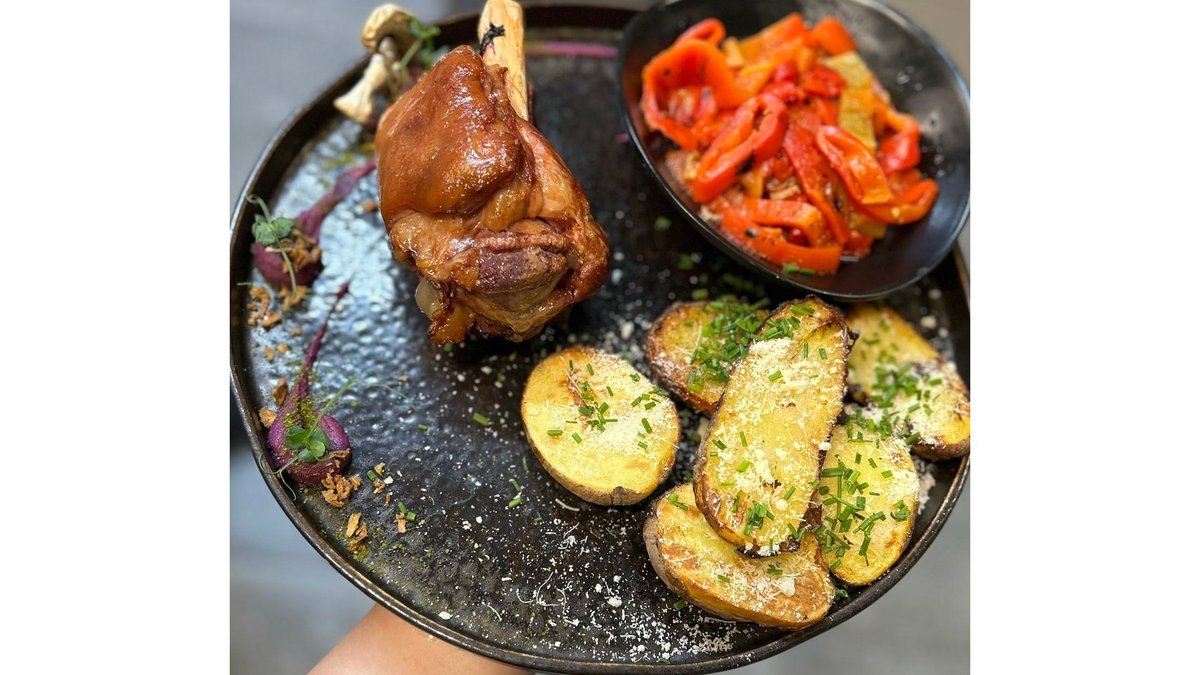 Stinco de Porc / Cartofi la cuptor/ Salată de Ardei copti