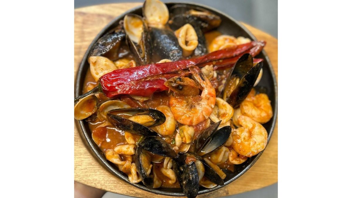 Tigaie Picanta cu Fructe de Mare