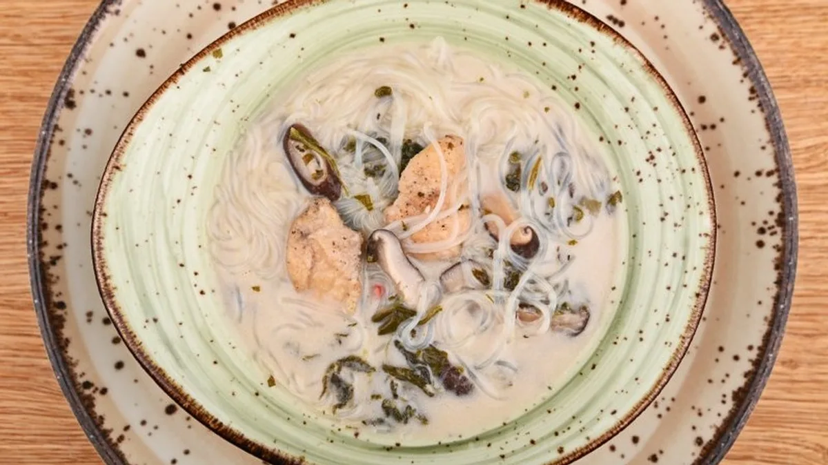 Csípős csirkeleves lime-mal, spenóttal, shiitake gombával, kókusztejjel (0,7l)