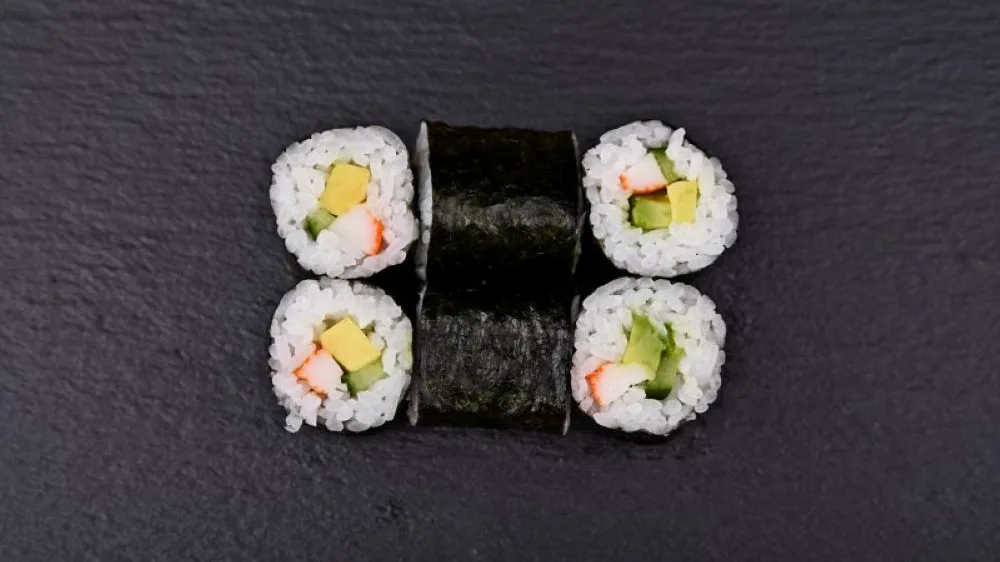 Kalifornia maki rákhússal, avokádóval és uborkával