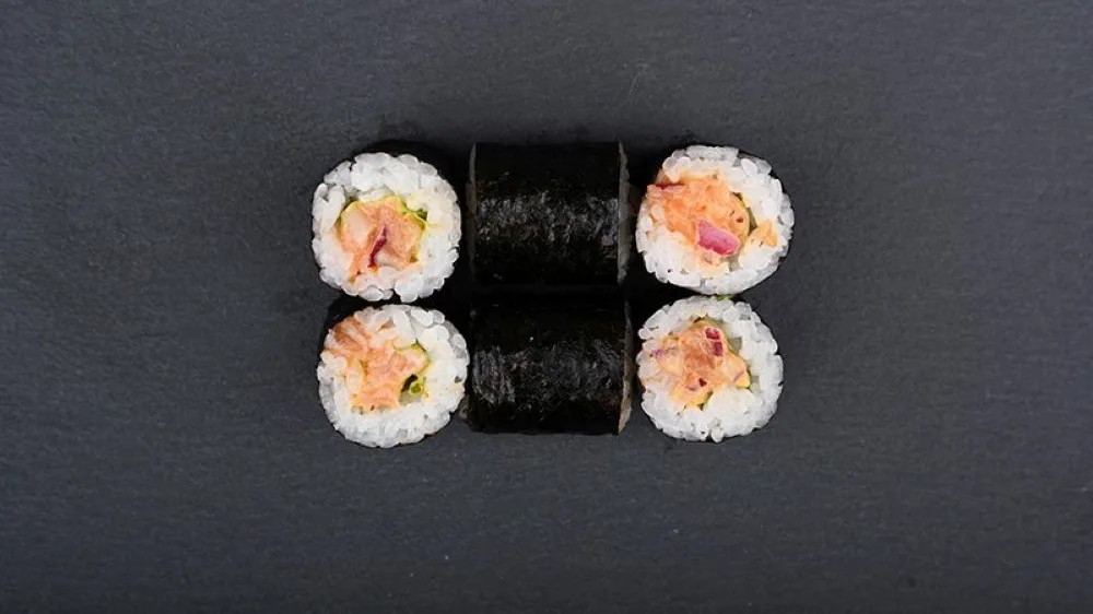 Lazactatár maki jégsalátával, sirachával, lilahagymával, japán majonézzel