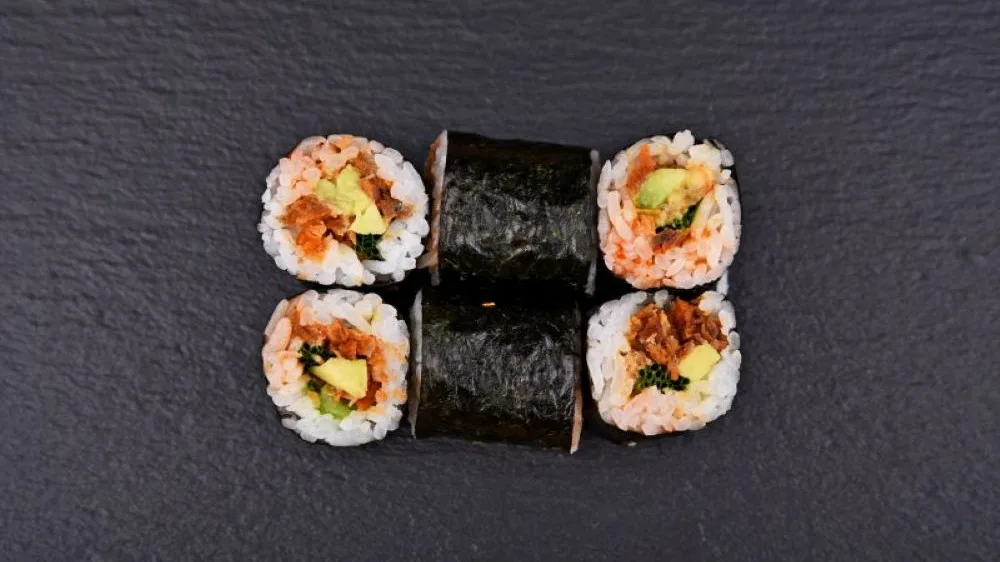 Ropogós lazaccsík maki avokádóval, chilis mustárral és metélőhagymával