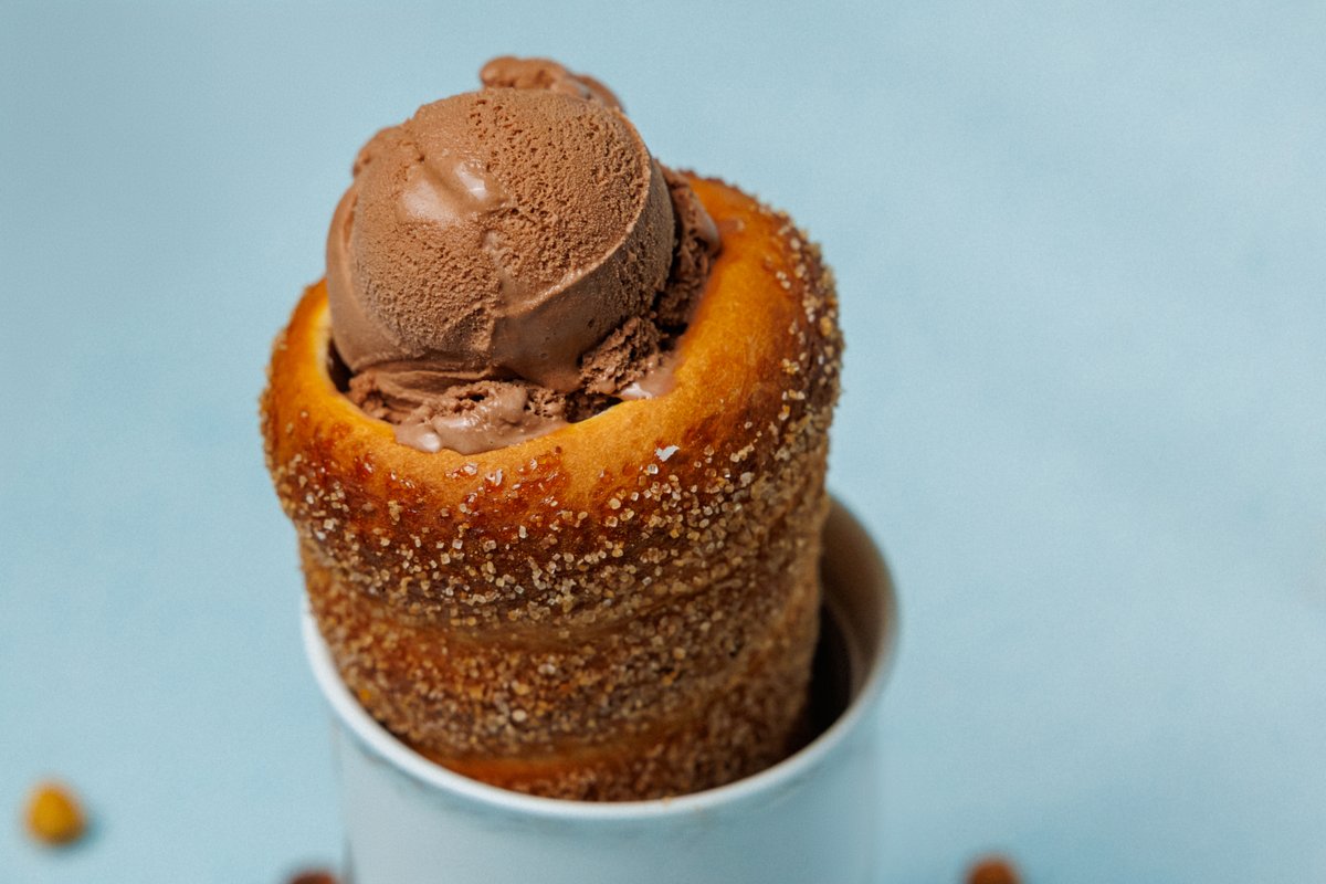 Roll Cake and 1 Kupë Akullore