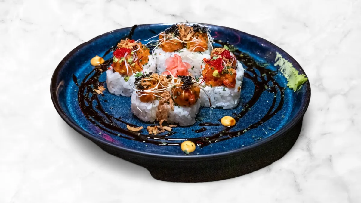 Spicy Salmon Roll toppad med laxtartar