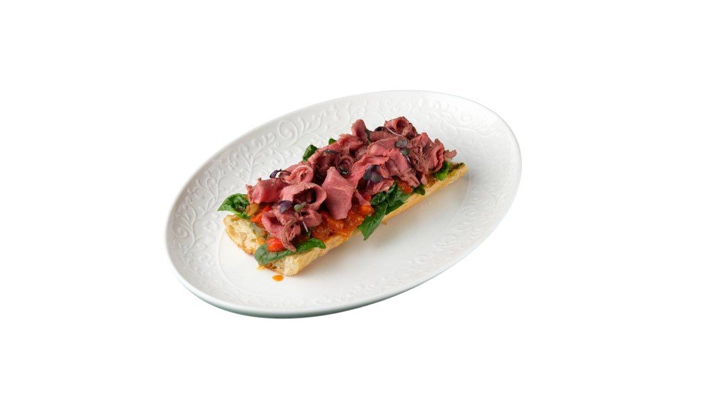 Брускета с говядиной sous vide заправкой из Кинзы и соусом из печеных овощей