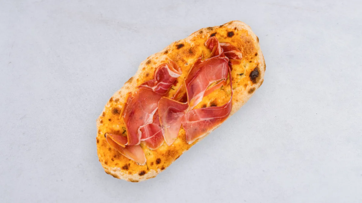 Focaccia z szynką crudo