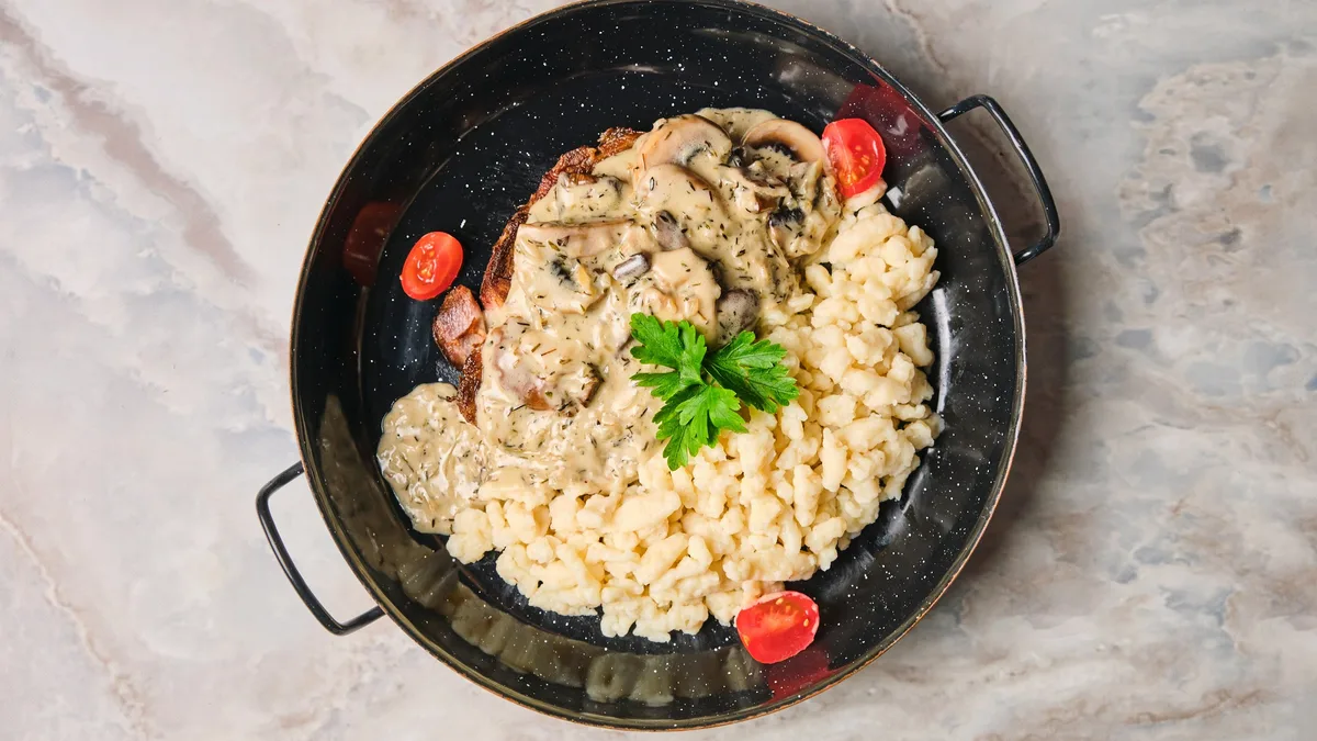 Konfitált tarja steak erdei gombamártással and gnocchival