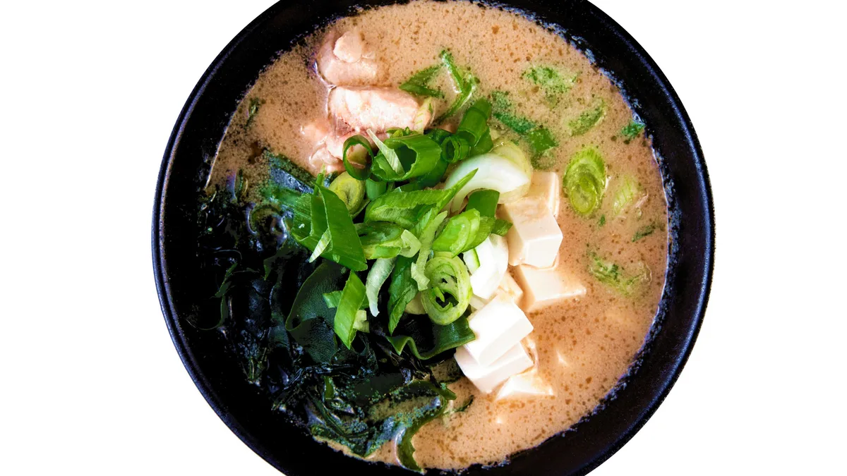 Miso polévka s lososem a tuňákem