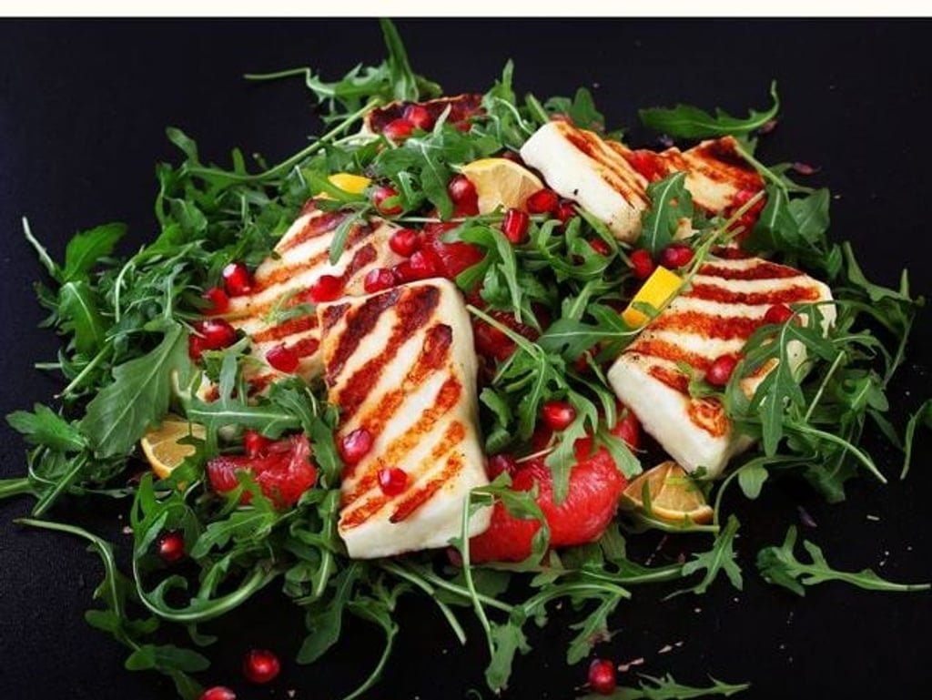Rukola šalát s halloumi syrom, figami a orechovou zálievkou