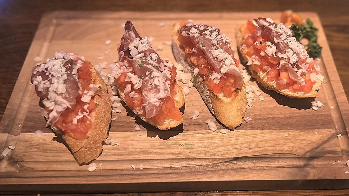 Pomodoro brusketi sa svinjskom pršutom