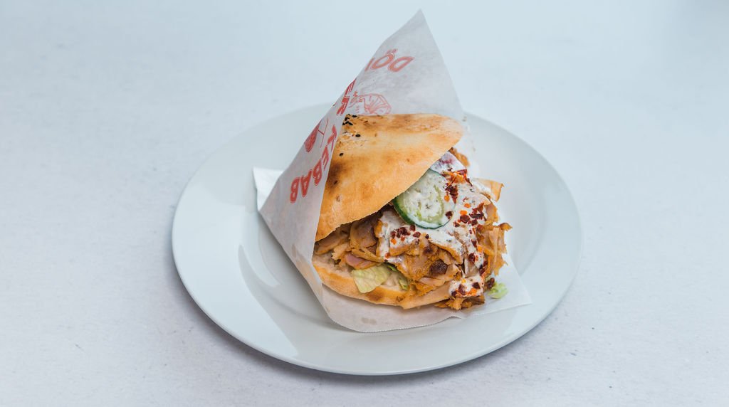 Kebab v žemli s halloumi syrom