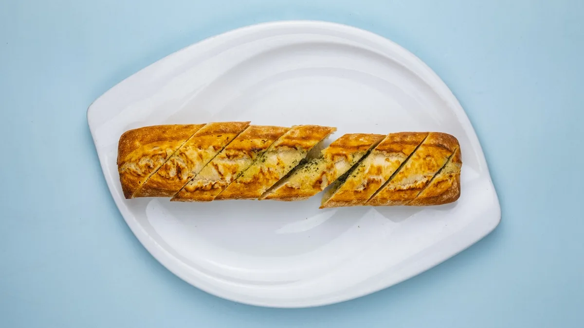 Knoblauchbaguette mit Butter and Käse