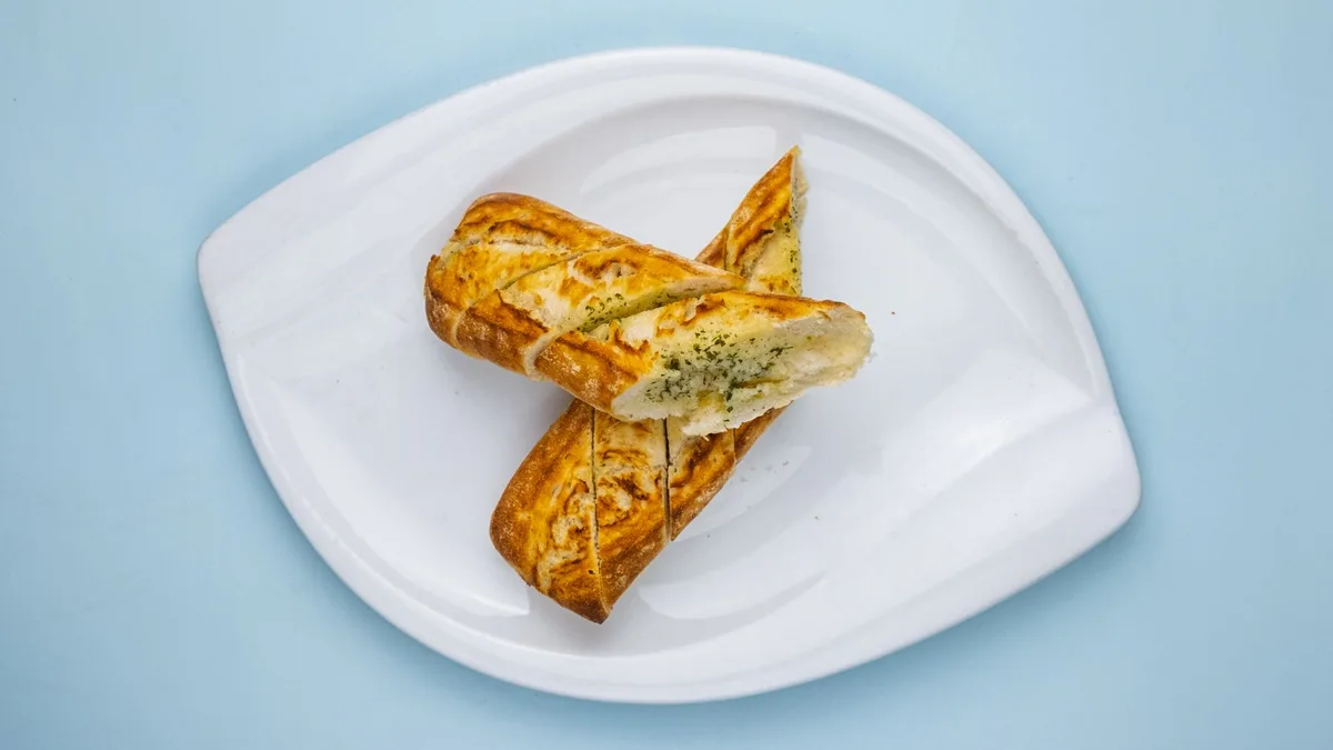 Kräuterbaguettestange mit Butter