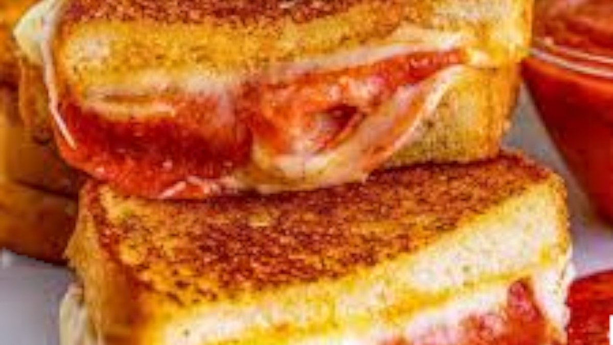 Toast cu ghiudem (sucuk) si cascaval